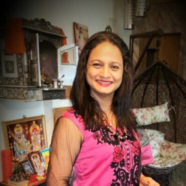 "दुसरा किस्सा एका गुजराती फिल्ममधील आहे. खूप छान कॉमेडी फिल्म होती आणि ती खूप चालली. पण तिथंही एक सीनिअर आर्टिस्ट कदाचित आता ते या जगात नाहीत. ते खूप सीनिअर होते आणि त्यांची उंची खूप लहान होती. आणि माझ कॅरेक्टर खूप मॉड, शॉर्ट ड्रेसेस, हाफ पँट, केस अगदी वर बांधणारी असं होतं. त्यात रोमँटिक गाणीही होती त्यांच्याबरोबर. त्यामुळे त्यांनी माझ्यासोबत ते सीन करायला नकारच दिला. त्यावेळेला पोनी वगैरे बांधायची स्टाईल होती, त्यांनीही मला चप्पल काढायला लावली, माझी हेअर स्टाईल चेंज करायला लावली. तरीही ते शेजारी उभे राहायला तयार नाहीत. त्यावेळेला मला खूप वाईट वाटलं होतं.", असं मुग्धा म्हणाली. "दुसरा किस्सा एका गुजराती फिल्ममधील आहे. खूप छान कॉमेडी फिल्म होती आणि ती खूप चालली. पण तिथंही एक सीनिअर आर्टिस्ट कदाचित आता ते या जगात नाहीत. ते खूप सीनिअर होते आणि त्यांची उंची खूप लहान होती. आणि माझ कॅरेक्टर खूप मॉड, शॉर्ट ड्रेसेस, हाफ पँट, केस अगदी वर बांधणारी असं होतं. त्यात रोमँटिक गाणीही होती त्यांच्याबरोबर. त्यामुळे त्यांनी माझ्यासोबत ते सीन करायला नकारच दिला. त्यावेळेला पोनी वगैरे बांधायची स्टाईल होती, त्यांनीही मला चप्पल काढायला लावली, माझी हेअर स्टाईल चेंज करायला लावली. तरीही ते शेजारी उभे राहायला तयार नाहीत. त्यावेळेला मला खूप वाईट वाटलं होतं.", असं मुग्धा म्हणाली.
