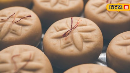पेढ्यांतून तब्बल ७ जणांना गंभीर विषबाधा पेढ्यांतून तब्बल ७ जणांना गंभीर विषबाधा