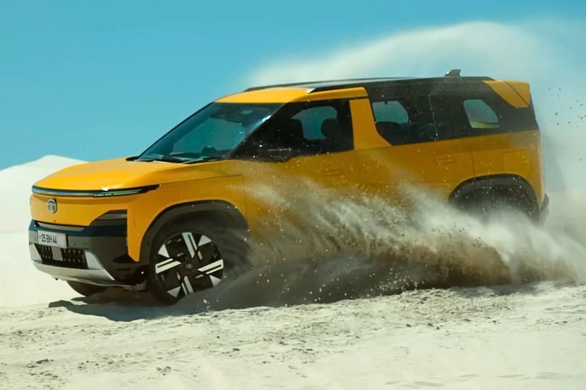 Tata Sierra EV च्या टॉप व्हेरिएंटमध्ये लेव्हल 2 ADAS, कनेक्टेड कार टेक्नॉलॉजी, ड्युअल-झोन क्लायमेट कंट्रोल, पॉवर्ड फ्रंट सीट्स, अॅम्बियंट लाइटिंग आणि प्रीमियम ऑडिओ सिस्टम मिळण्याची शक्यता आहे. तसंच पॅनोरॅमिक ग्लास रूफ आणि दर्जेदार इंटीरियर मटेरियल देखील मिळू शकते. Tata Sierra EV च्या टॉप व्हेरिएंटमध्ये लेव्हल 2 ADAS, कनेक्टेड कार टेक्नॉलॉजी, ड्युअल-झोन क्लायमेट कंट्रोल, पॉवर्ड फ्रंट सीट्स, अॅम्बियंट लाइटिंग आणि प्रीमियम ऑडिओ सिस्टम मिळण्याची शक्यता आहे. तसंच पॅनोरॅमिक ग्लास रूफ आणि दर्जेदार इंटीरियर मटेरियल देखील मिळू शकते.