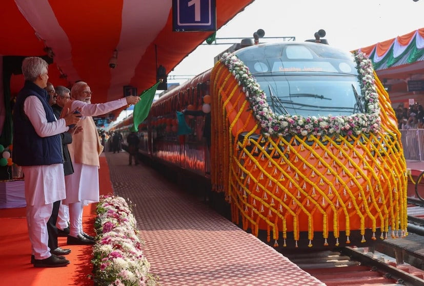 प्रवाशांच्या सोयीसाठी या ट्रेनला दोन्ही राज्यांमधील अनेक महत्त्वाच्या शहरांमध्ये थांबे देण्यात आले आहेत. संत रविदास एक्सप्रेस आपल्या प्रवासादरम्यान जौनपूर सिटी, सुलतानपूर, लखनऊ, शहाजहानपूर, बरेली, मोरादाबाद, सहारनपूर, अंबाला कॅन्ट, लुधियाना, जालंधर सिटी, अमृतसर या शहरांमध्ये थांबणार आहे. फोटो सौजन्य- Instagram/@iamvloggerbabua प्रवाशांच्या सोयीसाठी या ट्रेनला दोन्ही राज्यांमधील अनेक महत्त्वाच्या शहरांमध्ये थांबे देण्यात आले आहेत. संत रविदास एक्सप्रेस आपल्या प्रवासादरम्यान जौनपूर सिटी, सुलतानपूर, लखनऊ, शहाजहानपूर, बरेली, मोरादाबाद, सहारनपूर, अंबाला कॅन्ट, लुधियाना, जालंधर सिटी, अमृतसर या शहरांमध्ये थांबणार आहे. फोटो सौजन्य- Instagram/@iamvloggerbabua