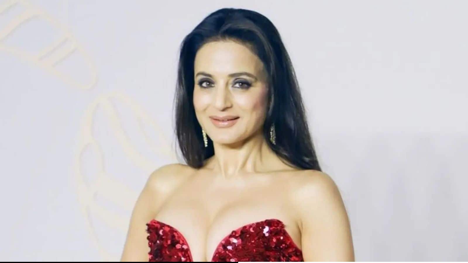 अमीषा पटेल तिच्या प्रतिक्रियेच्या सुरूवातीला म्हणते की बॉलिवूडशी संबंधित नसलेले एक ट्विट. बऱ्याच दिवसांपासून हे माझ्या लक्षात येत होते, म्हणून आज ट्विट करावेसे वाटले, असे ती लिहते. 