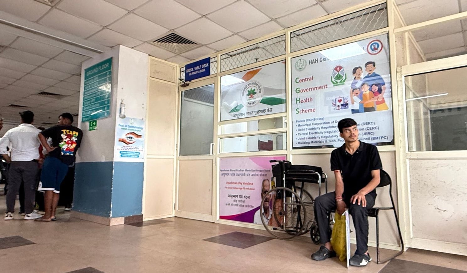 आयुष्मान भारत योजना काय? : आयुष्मान भारत प्रधानमंत्री जन आरोग्य योजने केंद्र सरकारची सर्वात मोठ्या आरोग्य विमा योजनांमधून एक आहे. या अंतर्गत पात्र कुटुंबांना दरवर्षी 5 लाख रुपयांपर्यंत कॅशलेस उपचार मिळतात. उपचाराचा खर्च सरकार उचलते आणि रुग्णांना रुग्णालयात पैसे द्यावे लागत नाहीत. ही सुविधा सरकारी आणि लिस्टेड खासगी रुग्णालयात उपलब्ध आहे.
