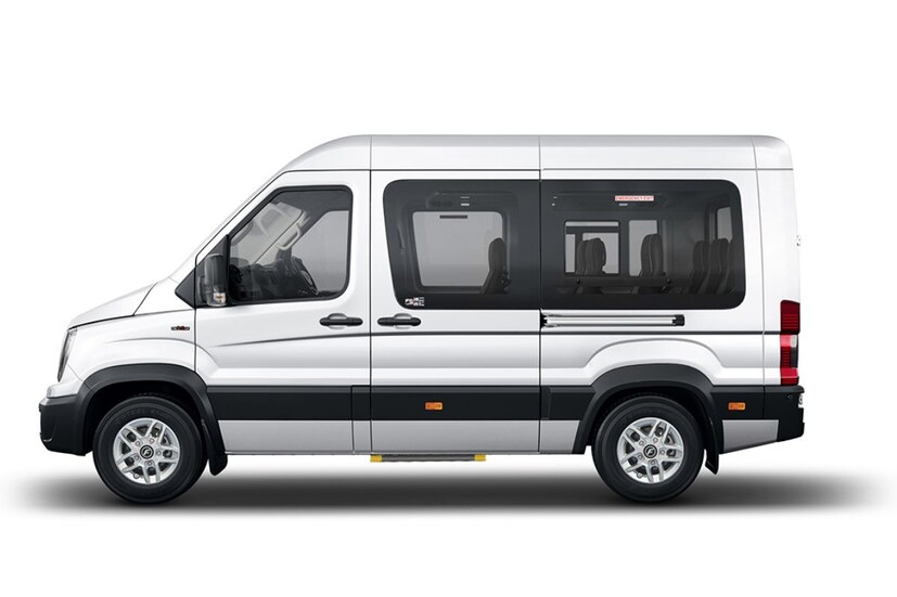 New Urbania Deluxe मध्ये शक्तिशाली मर्सिडीज-आधारित २.६-लीटर, फोर-सिलेंडर टर्बो डिझेल इंजिन दिलं आहे, जे १०० किलोवॅट (१३४ एचपी) ताकद आणि ३५० एनएम टॉर्क जनरेट करतो. यामुळे दमदार पिकअप आणि उत्कृष्ट ड्रायव्हिंग अनुभव मिळतो. केबिनला नवीन प्रीमियम इंटीरिअर थीम अपग्रेड करण्‍यात आली आहे, ज्यामध्ये लेदरेट सीट्स, मॅचिंग अपहोल्स्ट्री आणि आकर्षक वूड-फिनिश फ्लोअरिंगचा समावेश आहे.