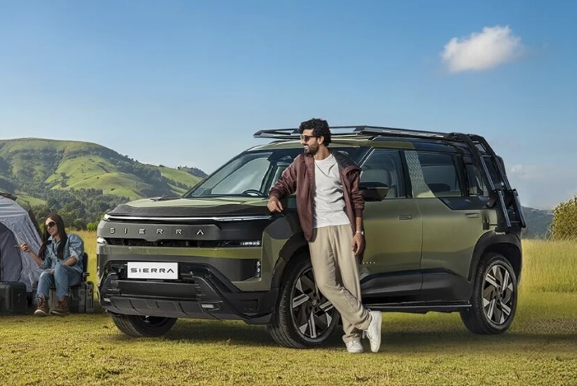 फीचर्स आणि सेफ्टी : Smart+ Jubilee मध्ये 10.25-इंच टचस्क्रीन इंफोटेनमेंट सिस्टम (वायरलेस Android Auto & Apple CarPlay), रियर व्ह्यू कॅमेरा आणि 4-स्पीकर ऑडियो सिस्टमचा समावेश आहे. Pure मध्ये फ्रंट-रियर डॅशकॅम्स, पार्सल ट्रे, मॅग्नेटिक सनशेड्स जोडलेले आहेत. Adventure मध्ये डॅशकॅम्ससह ROQ स्टायलिंग आहे. स्टँडर्ड फीचर्समध्ये पॅनोरमिक सनरूफ, व्हेंटिलेटेड सीट्स, ट्रिपल स्क्रीन सेटअप (टॉप व्हेरिएंट्समध्ये) सामिल होऊ शकतात.Tata Sierra मध्ये 6 एयरबॅग्स स्टँडर्ड आहेत. यासह ESP, सर्वह डिस्क ब्रेक्स, ISOFIX, Level 2+ ADAS (काही व्हेरिएंट्समध्ये) आणि मजबूत स्ट्रक्चर आहे. Jubilee Edition  स्टँडर्ड सेफ्टी फीचर्स टिकवून ठेवते.