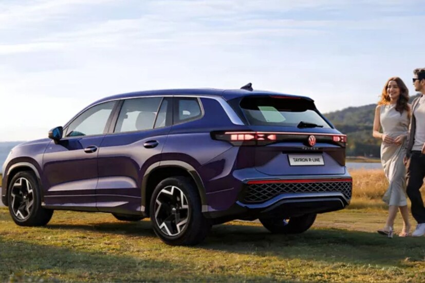 Volkswagen Tayron मध्ये  डिझाइन आणि इंटीरियर Tayron चे एक्सटीरियर बोल्ड आणि प्रीमियम आहे. ही Tiguan पेक्षा 253 mm लांब आहे, ज्यात 109 mm लांब व्हिलबेस दिलं आहे. एकूण लांबी 4,792 mm, रुंदी 1,866 mm आणि उंची 1,665 mm आहे. फ्रंटमध्ये IQ.Light HD Matrix LED हेडलॅम्प्स लाइट बार आणि इल्युमिनेटेड VW लोगो दिला आहे. R-Line बॉडी किट, स्पोर्टी बंपर्स, 19-इंच अलॉय व्हील्स आणि ग्लॉस ब्लॅक एलिमेंट्स याला आक्रमक लुक देतोय.