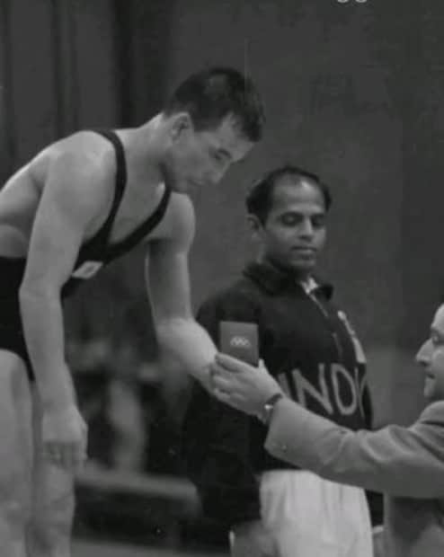 चित्रपटात खाशाबांची मुख्य भूमिका कोण साकारतंय, हे गुपित अजूनही गुलदस्त्यात असलं, तरीही टीझरमधून या चित्रपटाची भव्यता लक्षात येतेय. चित्रपटात जितेंद्र जोशी, महेश मांजरेकर, छाया कदम आणि प्रसिद्ध कुस्तीपटू संग्राम सिंग यांच्या महत्त्वपूर्ण भूमिका आहेत. या ऐतिहासिक कथेला अजय-अतुल या सुप्रसिद्ध जोडीचं संगीत लाभलंय. त्यांच्या संगीतामुळे सिनेमातील कुस्तीचे फड आणखीनच जिवंत वाटणार, यात शंका नाही. चित्रपटात खाशाबांची मुख्य भूमिका कोण साकारतंय, हे गुपित अजूनही गुलदस्त्यात असलं, तरीही टीझरमधून या चित्रपटाची भव्यता लक्षात येतेय. चित्रपटात जितेंद्र जोशी, महेश मांजरेकर, छाया कदम आणि प्रसिद्ध कुस्तीपटू संग्राम सिंग यांच्या महत्त्वपूर्ण भूमिका आहेत. या ऐतिहासिक कथेला अजय-अतुल या सुप्रसिद्ध जोडीचं संगीत लाभलंय. त्यांच्या संगीतामुळे सिनेमातील कुस्तीचे फड आणखीनच जिवंत वाटणार, यात शंका नाही.