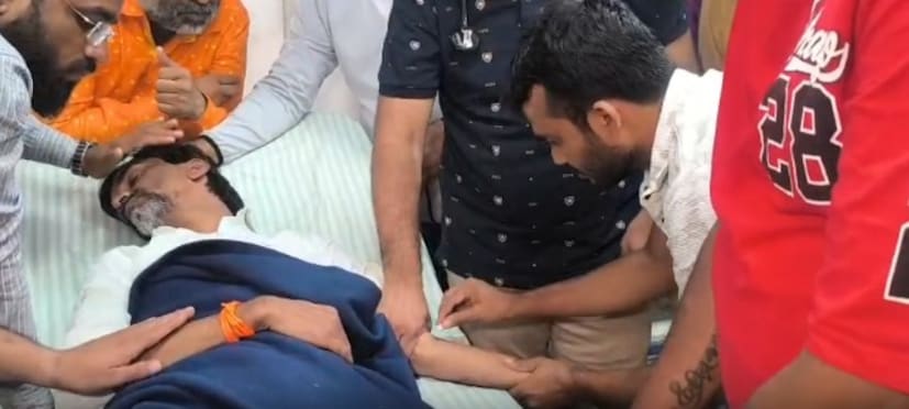 मराठा आरक्षणाच्या आंदोलनाला गती देण्यासाठी आणि समाजबांधवांशी संवाद साधण्यासाठी मनोज जरांगे पाटील यांनी नुकताच पश्चिम महाराष्ट्राचा दौरा केला होता. या दौऱ्यादरम्यान झालेली प्रचंड धावपळ, अपुरी झोप यामुळे त्यांच्या शरीरावर मोठा ताण आला होता.
