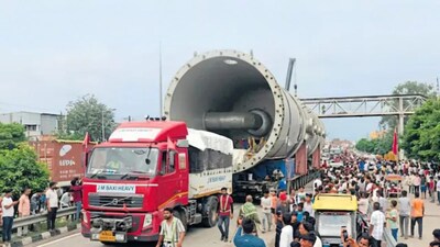 308-Wheeled Truck on Road: 200-Ton Giant Machine Causes State Scramble, 3 Footbridges to be Demolished