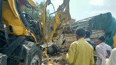 भीषण अपघातात दोघे गेले, चार जनावरंही दगावली