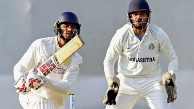 187 वर गेल्या 7 विकेट, मग 9 नंबरच्या बॅट्समनने ठोकलं विक्रमी शतक, 22 वर्षांचा पोरगा एकटा लढला!
