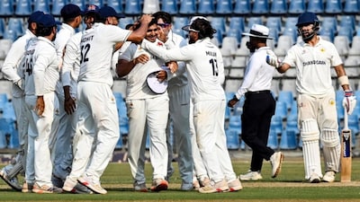 टीम इंडियात जागा मिळत नसलेल्या चौघांचा धमाका, मुंबईने अडीच दिवसांमध्ये धुरळा उडवला!