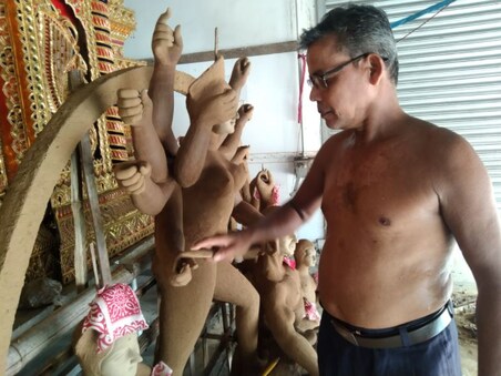 ଭୁବନେଶ୍ୱରରେ ଏକ ମଣ୍ଡପରେ ମା୩ ଦୁର୍ଗାଙ୍କ ମୂର୍ତ୍ତି ନିର୍ମାଣରେ ବ୍ୟସ୍ତ ଜଣେ କାରିଗର