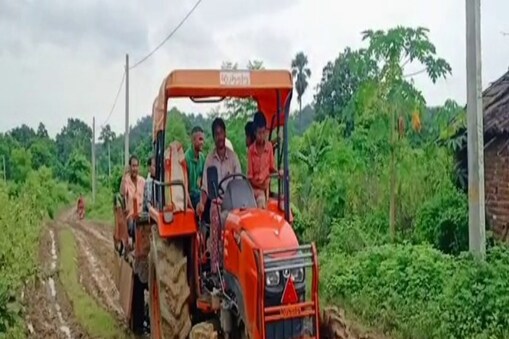 ଗାଁକୁ ରାସ୍ତା ନଥିବାରୁ ଟ୍ରାକ୍ଟରରେ ବୁହା ହେଲେ ରୋଗୀ । ସମ୍ବଲପୁର ମାନେଶ୍ୱର ବ୍ଳକ ରାସିଖାଇରେ ଏଭଳି ଅଭାବନୀୟ ଘଟଣା ଦେଖିବାକୁ ମିଳିଛି। 