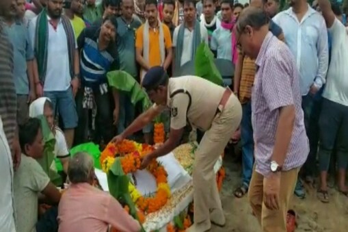 ପଞ୍ଚଭୂତରେ ବିଲୀନ ହେଲେ ପଦ୍ମପୁର ବିଧାୟକ ବିଜୟ ରଞ୍ଜନ ସିଂ ବରିହା; ପୁଅ ଭୋଜରାଜ ଦେଲେ ମୁଖାଗ୍ନି