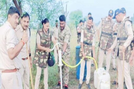 ହ୍ୟାଣ୍ଡ ପମ୍ପରୁ ବାହାରିଲା ହଜାର ହଜାର ଲିଟର ବେଆଇନ ମଦ; ଏହା ଦେଖି ପୋଲିସ ମଧ୍ୟ ହୋଇଗଲେ ଆଶ୍ଚର୍ଯ୍ୟ