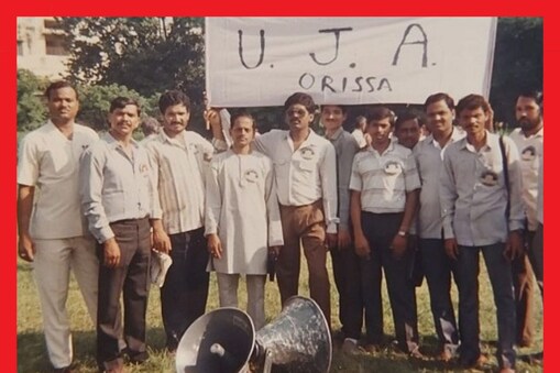  ନବ ଦାସ: ବାମ ପଟରୁ ପଞ୍ଚମ ବ୍ୟକ୍ତି 