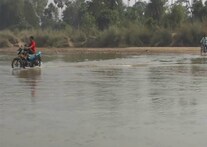 ଯେଉଁଠି ନଦୀ ପାଣିରେ ବାଇକ୍‌ ଓ ସାଇକେଲ୍‌ ଚ଼ଳାଇ ସହରକୁ ଯାଆନ୍ତି ଶହ ଶହ ଲୋକ