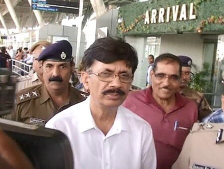ଭୁବନେଶ୍ବର ବିମାନ ବନ୍ଦରରେ ପହଞ୍ଚିବା ପରେ ଅଭୟ (ଧଳା ସାର୍ଟରେ)