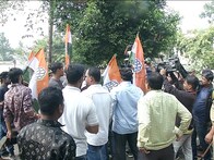 ପୁରୀ ଗଣଦୁଷ୍କର୍ମ: ରାଜନୀତି ଗରମ, ମନ୍ତ୍ରୀଙ୍କ ଘର ଉପରେ ଟମାଟୋ ମାଡ଼, ଟାର୍ଗେଟରେ ନବୀନ ନିବାସ