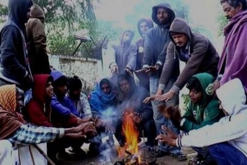ଶୀତରୁ ରକ୍ଷା ପାଇବାକୁ ନିଆଁ ପୋଉଁଛନ୍ତି ଲୋକେ