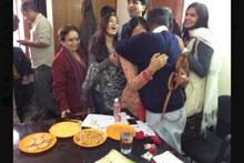 ଏକ ଆଲିଙ୍ଗନ ଓ ଜନ୍ମଦିନ ‘ଉପହାର’: କେଜରୀୱାଲ୍ ଓ ପତ୍ନୀ ସୁନିତା ଆଣୁଛନ୍ତି ପରିବର୍ତ୍ତନ