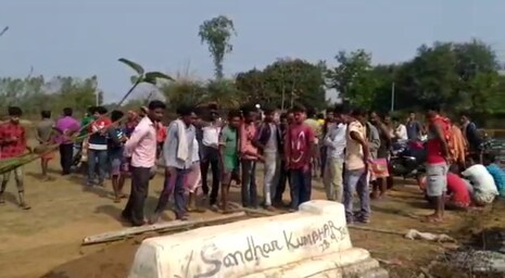 କବର ଭିତରୁ କିଏ କାଢ଼ିନେଉଛି ଶବ? ନବରଙ୍ଗପୁରରେ ଆଲୋଡ଼ନ; ପୋଲିସ ତଦନ୍ତ ଆରମ୍ଭ କଲା