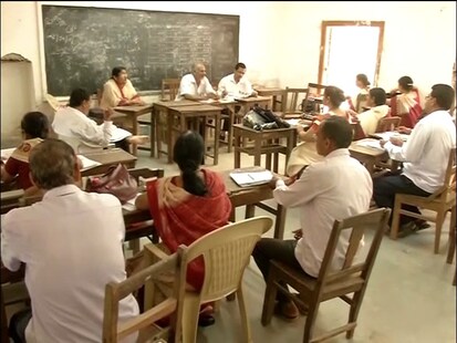 କରୋନା ଭାଇରସ୍ ଭୟ ମଧ୍ୟରେ ମାଟ୍ରିକ୍ ଖାତା ଦେଖୁଥିବା ଶିକ୍ଷକ ଶିକ୍ଷୟତ୍ରୀମାନେ ଚିନ୍ତାଗ୍ରସ୍ତ