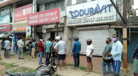 ଆଜି ବି ହେଲାନି ରାଜ୍ୟରେ ମଦର ହୋମ ଡେଲିଭରି; ଦୋକାନ ଆଗରେ ଲାଗିଲା ଖୁବ୍ ଭିଡ଼