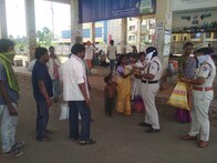 ଚାକିରି ପୋଲିସରେ, ନିଶା ସମାଜସେବା: ନିଜେ ତିଆରି କରି ମାସ୍କ ଓ ଗ୍ଲୋଭସ୍ ବାଣ୍ଟୁଛନ୍ତି ସବିତା