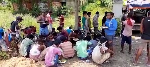 ଆନ୍ଧ୍ର ପ୍ରଦେଶରୁ ଚାଲି ଚାଲି ପଶ୍ଚିମ ବଙ୍ଗ ଫେରୁଥିବା ଶ୍ରମିକମାନଙ୍କୁ ପାଣିକୋଇଲିରେ ଖାଇବାକୁ ଦିଆଯାଉଛି ।