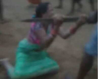 ଯାଜପୁର: ଗାଁ ଦାଣ୍ଡରେ ଭାଇବୋହୂକୁ ଗୋଡ଼େଇ ଗୋଡ଼େଇ ପିଟିଲେ ଦେଢଶୁର; ଭିଡିଓ ଭାଇରାଲ ହେଲା