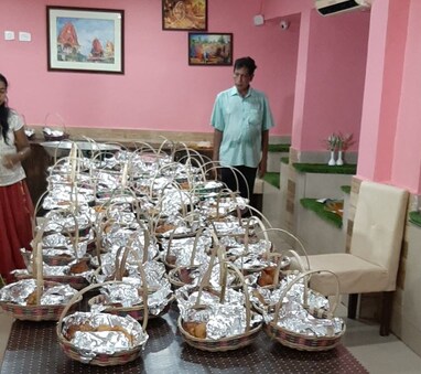 ଭୁବନେଶ୍ୱର ସମେତ କଟକ, ସମ୍ବଲପୁର ଓ ରାଉରକେଲା ପାନ୍ଥନିବାସଗୁଡ଼ିକରେ ରଜ ପିଠା ବିକ୍ରି ନିମନ୍ତେ ସ୍ୱତନ୍ତ୍ର କାଉଣ୍ଟରମାନ ଖୋଲା ରହିଛି ।