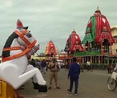 ତିନି ରଥ ଓ ବଡ଼ ଦାଣ୍ଡ ସଜବାଜ ହୋଇ ରଥ ଯାତ୍ରା ପାଇଁ ପ୍ରସ୍ତୁତ ହୋଇ ରହିଛନ୍ତି ।