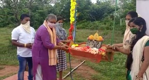 ରାଧା-କୃଷ୍ଣ ଓ ଜଗନ୍ନାଥ-ସୁଭଦ୍ରାଙ୍କୁ ଦୋଳି ଖେଳାଉଛନ୍ତି ସୁରେଶ ରାଉତରାୟ ।