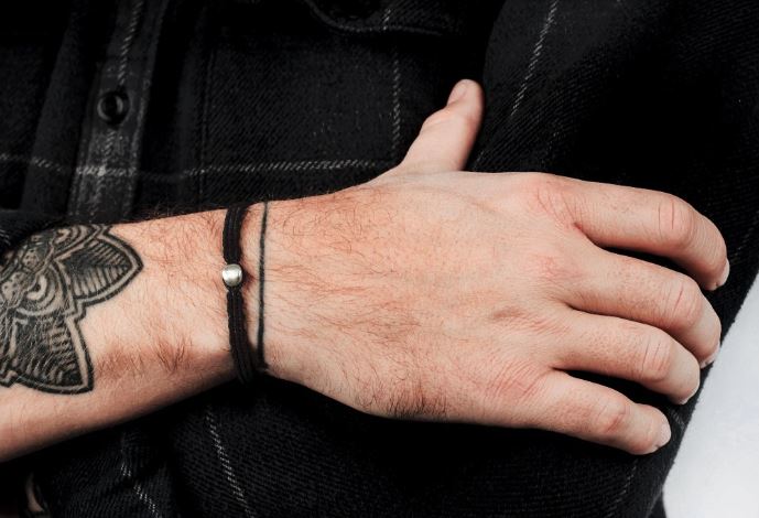  ଯଦି ଆପଣଙ୍କ ହାତରେ ପୂର୍ବରୁ ନାଲି କିମ୍ବା ହଳଦିଆ ସୂତା ଅଛି, ତାହେଲେ କଳା ସୂତା ଆଦୌ ପିନ୍ଧନ୍ତୁ ନାହିଁ ।