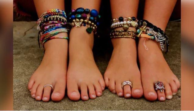  ଶନିବାର ଏହି କଳା ସୂତା ପିନ୍ଧିବାକୁ ଚେଷ୍ଟା କରନ୍ତୁ କାରଣ କଳା ହେଉଛି ଶନିଙ୍କ ରଙ୍ଗ । କଳା ରଙ୍ଗକୁ ଶନିଙ୍କ ପ୍ରତୀକ ବି କୁହାଯାଏ । କଳା ସୂତା ପିନ୍ଧୁଥିବା ବେଳେ ରୁଦ୍ର ଗାୟତ୍ରୀ ମନ୍ତ୍ର ଜପ କରନ୍ତୁ । ଏହା କଳା ସୂତାର ଶକ୍ତି ବୃଦ୍ଧି କରିବ ।