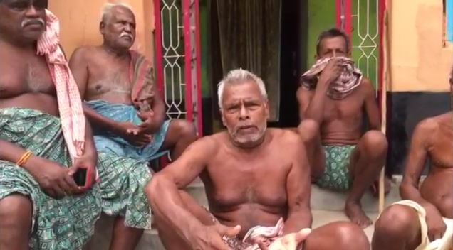  ମୃତ ଯୁବକ ଯୁବତୀଙ୍କ ବଡ଼ବାପା ଆର୍ଶୁଳୁ ବିଶ୍ୱାଳ କହିଛନ୍ତି ସେ ଶବ ସତ୍କାର ପାଇଁ ଯାଇପାରିବେନି ।