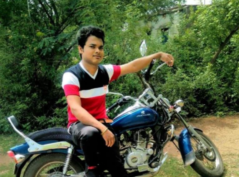  ସାନ ଭାଇ ଦୀପକ ବିଶ୍ୱାଳ ବାଇକ୍ ଦୁର୍ଘଟଣାରେ ଆହତ ହୋଇ ଦୁଇ ବର୍ଷ ଚିକିତ୍ସା ହେବା ପରେ ଜୁନ୍‌ ୧ରେ ମୃତ୍ୟୁ ବରଣ କରିଥିଲେ ।