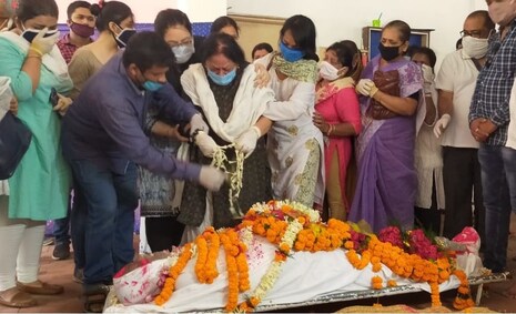 ଗୁଡ୍ ବାୟ ବିଜୟ! ପଞ୍ଚଭୂତରେ ଲୀନ ହେଲା ଛବିର ମଣିଷ ବିଜୟ ମହାନ୍ତିଙ୍କ ପାର୍ଥିବ ଶରୀର