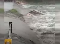 ଗୁଜରାଟ ବନ୍ୟା: ସଡ଼କ ଉପରୁ ଭାସି ବୁଡ଼ିଲା ବୋଲେରୋ; ୨ ଉଦ୍ଧାର, ୧ ନିଖୋଜ; Watch VIDEO