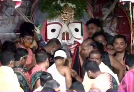 ନୀଳାଦ୍ରି ବିଜେ Watch LIVE: ମହାଲକ୍ଷ୍ମୀଙ୍କୁ ରସଗୋଲା ଖୁଆଇ ତାଙ୍କ ମାନଭଞ୍ଜନ କରୁଛନ୍ତି ମହାପ୍ରଭୁ