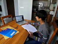 ସ୍କୁଲମାନେ ଅନଲାଇନ୍ ଶିକ୍ଷାଦାନ କରୁଛନ୍ତି; ସେମାନେ ପୂରା ଫିସ୍ ଆଦାୟ କରିବା ଉଚିତ କି?