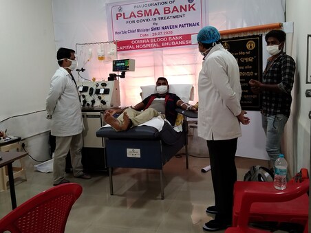 ଭୁବନେଶ୍ୱରରେ ଏକ ପ୍ଲାଜମା ବ୍ୟାଙ୍କରେ ଜଣେ ବ୍ୟକ୍ତି ପ୍ଲାଜମା ଦାନ କରୁଛନ୍ତି ।