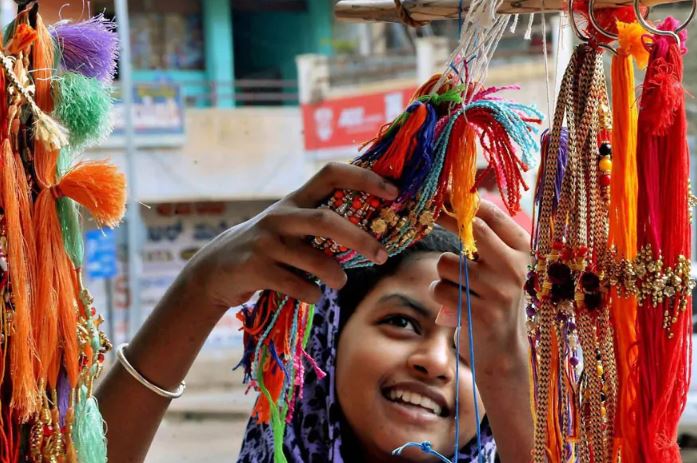  ନାଜନିନ ଅଂସାରି ଆହୁରି କହିଛନ୍ତି ଯେ ପ୍ରତି ଥର ଭଳି ଏଥର ବି ରାକ୍ଷୀ ଡାକ ଦ୍ୱାରା ମୋଦିଙ୍କ ପାଖରେ ପହଞ୍ଚାଯିବ । ଏଥର ରାକ୍ଷୀ ପୂର୍ଣ୍ଣିମା ଅବସରରେ ମହିଳାମାନେ ଅନୁରୋଧ କରି କହିଛନ୍ତି, ‘‘ଭାଇଙ୍କ ହାତରେ ସ୍ୱଦେଶୀ ରାକ୍ଷୀ ବାନ୍ଧନ୍ତୁ । ଏହା ଦ୍ୱାରା ଚୀନକୁ ଆର୍ଥିକ କ୍ଷତି ପହଞ୍ଚାଯାଇପାରିବ ।’’