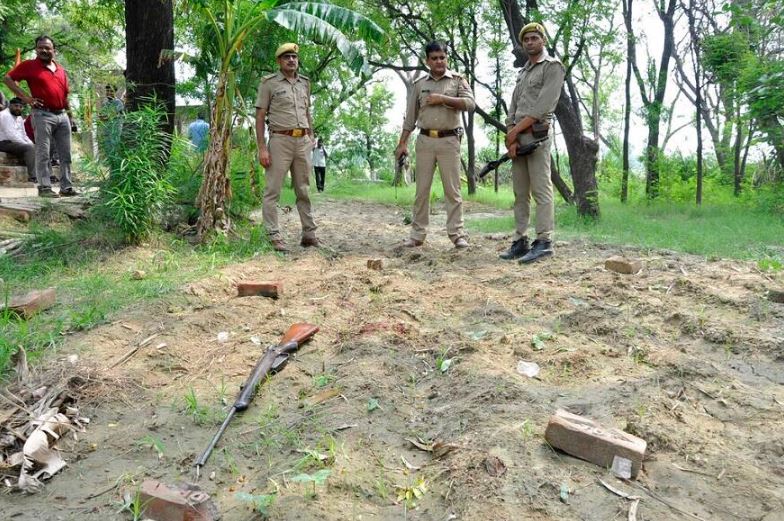 ଗୁରୁବାର ଦିନ ଜଣେ ବ୍ୟକ୍ତି ନିଜକୁ ୟୁପିର ବହୁଚର୍ଚ୍ଚିତ ଅପରାଧୀ ବିକାଶ ଦୁବେ ବୋଲି କହିବା ଆରମ୍ଭ କରିଥିଲା । କୁହାଯାଉଛି କି ଯେ ମହାକାଳ ମନ୍ଦିର ପରିସରରେ ପହଞ୍ଚି ଏହି ବ୍ୟକ୍ତି ବଡ଼ ପାଟି କରି ନିଜକୁ ବିକାଶ ଦୁବେ ବୋଲି କହୁଥିଲା । ଗୁରୁବାର ଦିନ ଜଣେ ବ୍ୟକ୍ତି ନିଜକୁ ୟୁପିର ବହୁଚର୍ଚ୍ଚିତ ଅପରାଧୀ ବିକାଶ ଦୁବେ ବୋଲି କହିବା ଆରମ୍ଭ କରିଥିଲା । କୁହାଯାଉଛି କି ଯେ ମହାକାଳ ମନ୍ଦିର ପରିସରରେ ପହଞ୍ଚି ଏହି ବ୍ୟକ୍ତି ବଡ଼ ପାଟି କରି ନିଜକୁ ବିକାଶ ଦୁବେ ବୋଲି କହୁଥିଲା ।