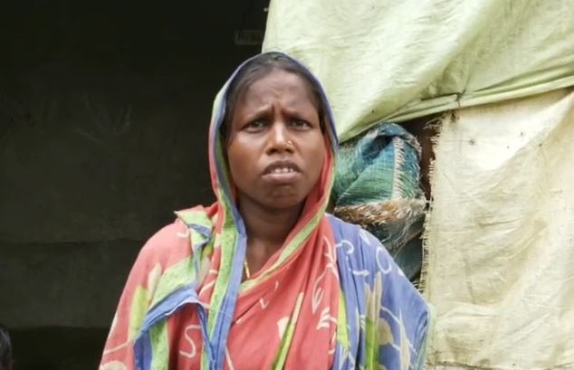 ପୀଡ଼ିତ ସୁକଦେବର ସ୍ତ୍ରୀ ସୁକାନ୍ତି ମହାଳିକ କହିଛନ୍ତି ଯେ ତାଙ୍କ ସ୍ୱାମୀ ନିର୍ଦୋଷ । ‘‘ଏହି ଅତ୍ୟାଚାର ଚାଲିଥିବା ବେଳେ ଗ୍ରାମବାସୀମାନେ ଏହାକୁ ଦେଖି ମଧ୍ୟ ପ୍ରତିବାଦ କରି ନ ଥିଲେ । ମୋ’ ସ୍ୱାମୀ ନିର୍ଦୋଷ । ମିଥ୍ୟା ଆରୋପ ଲଗାଇ ଅଯଥା ଏଭଳି ଅକଥନୀୟ ଅତ୍ୟାଚାର କରାଯାଇଛି । ଟିକିଲି ଓ ଦୁଖିଆ ଆଉ ଅନ୍ୟମାନେ ମୋ’ ସ୍ୱାମୀଙ୍କୁ ବିନା ଦୋଷରେ ମାଡ଼ ମାରି ସାତବେଣ୍ଟିଆ କରିଛନ୍ତି । ଏମାନଙ୍କ ଉପରେ ଦୃଢ଼ କାର୍ଯ୍ୟାନୁଷ୍ଠାନ ନିଆଯାଉ,’’ କାନ୍ଦି କାନ୍ଦି କହିଛନ୍ତି ସୁକାନ୍ତି । ପୀଡ଼ିତ ସୁକଦେବର ସ୍ତ୍ରୀ ସୁକାନ୍ତି ମହାଳିକ କହିଛନ୍ତି ଯେ ତାଙ୍କ ସ୍ୱାମୀ ନିର୍ଦୋଷ । ‘‘ଏହି ଅତ୍ୟାଚାର ଚାଲିଥିବା ବେଳେ ଗ୍ରାମବାସୀମାନେ ଏହାକୁ ଦେଖି ମଧ୍ୟ ପ୍ରତିବାଦ କରି ନ ଥିଲେ । ମୋ’ ସ୍ୱାମୀ ନିର୍ଦୋଷ । ମିଥ୍ୟା ଆରୋପ ଲଗାଇ ଅଯଥା ଏଭଳି ଅକଥନୀୟ ଅତ୍ୟାଚାର କରାଯାଇଛି । ଟିକିଲି ଓ ଦୁଖିଆ ଆଉ ଅନ୍ୟମାନେ ମୋ’ ସ୍ୱାମୀଙ୍କୁ ବିନା ଦୋଷରେ ମାଡ଼ ମାରି ସାତବେଣ୍ଟିଆ କରିଛନ୍ତି । ଏମାନଙ୍କ ଉପରେ ଦୃଢ଼ କାର୍ଯ୍ୟାନୁଷ୍ଠାନ ନିଆଯାଉ,’’ କାନ୍ଦି କାନ୍ଦି କହିଛନ୍ତି ସୁକାନ୍ତି ।