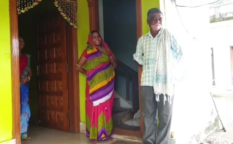 ଏହି ତିନି ଯୁବକ ବାରମ୍ବାର ତୁଳସୀଙ୍କୁ ଫୋନରେ ଟଙ୍କା ମାଗି ଆସୁଥିଲେ । ପରେ ସେମାନେ ତାଙ୍କୁ ଧମକ ଦେଇ ତାଙ୍କ ଠାରୁ ୭୦ ହଜାର ଟଙ୍କା ନେବାରେ ସକ୍ଷମ ବି ହୋଇଥିଲେ । (ଫଟୋରେ ତୁଳସୀ ରାମ ନାୟକ ନିଜ ଘରେ) ଏହି ତିନି ଯୁବକ ବାରମ୍ବାର ତୁଳସୀଙ୍କୁ ଫୋନରେ ଟଙ୍କା ମାଗି ଆସୁଥିଲେ । ପରେ ସେମାନେ ତାଙ୍କୁ ଧମକ ଦେଇ ତାଙ୍କ ଠାରୁ ୭୦ ହଜାର ଟଙ୍କା ନେବାରେ ସକ୍ଷମ ବି ହୋଇଥିଲେ । (ଫଟୋରେ ତୁଳସୀ ରାମ ନାୟକ ନିଜ ଘରେ)