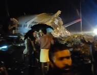 କେରଳରେ ଦୁର୍ଘଟଣା: ଏୟାର ଇଣ୍ଡିଆ ବିମାନ ଲାଣ୍ଡ୍ କରି ୨ ଫାଳ ହେଲା; ପାଇଲଟ୍ ଓ ୧୪ ମୃତ