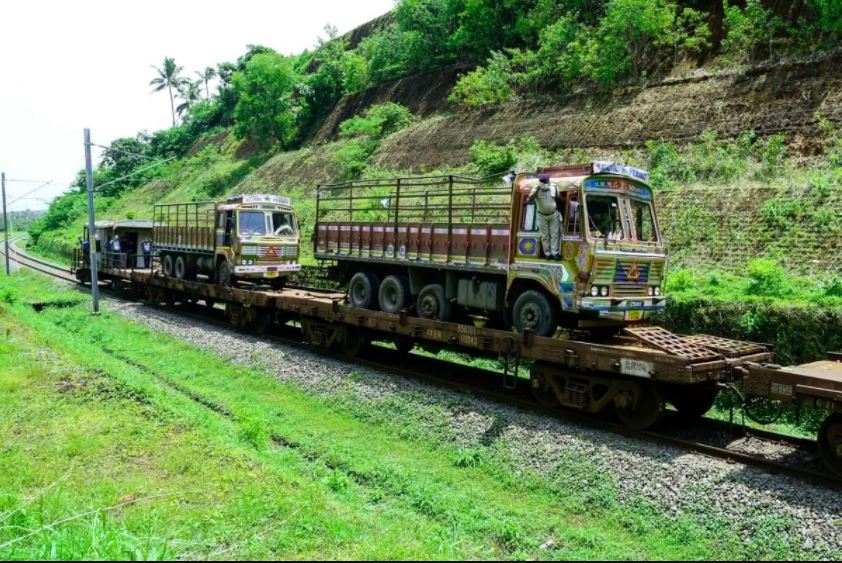 କେରଳରେ ଭାରତୀୟ ରେଳବାଇ (Indian Railways) କୋଙ୍କଣରୁ (Konkan) ରୋଲ୍ ଅନ୍-ରୋଲ ଅଫ୍ (Roll on Roll off, ରୋ-ରୋ) ଟ୍ରେନ୍ ସେବାର ଏକ ସଫଳ ପରୀକ୍ଷଣ ଶେଷ କରିଛି । ଏହି ମାର୍ଗରେ ଦୁଇଟି ସୁଡ଼ଙ୍ଗ ପଡ଼ୁଥିବା ସତ୍ତ୍ୱେ ଏହି ପରୀକ୍ଷଣ ସଫଳତାର ସହିତ ସମାପ୍ତ ହୋଇଛି । ଏହି ମାର୍ଗରେ ଶୀଘ୍ର ରୋ-ରୋ ସେବା ଆରମ୍ଭ ହୋଇପାରିବ ବୋଲି ବିଶ୍ୱାସ କରାଯାଉଛି । କେରଳରେ ଭାରତୀୟ ରେଳବାଇ (Indian Railways) କୋଙ୍କଣରୁ (Konkan) ରୋଲ୍ ଅନ୍-ରୋଲ ଅଫ୍ (Roll on Roll off, ରୋ-ରୋ) ଟ୍ରେନ୍ ସେବାର ଏକ ସଫଳ ପରୀକ୍ଷଣ ଶେଷ କରିଛି । ଏହି ମାର୍ଗରେ ଦୁଇଟି ସୁଡ଼ଙ୍ଗ ପଡ଼ୁଥିବା ସତ୍ତ୍ୱେ ଏହି ପରୀକ୍ଷଣ ସଫଳତାର ସହିତ ସମାପ୍ତ ହୋଇଛି । ଏହି ମାର୍ଗରେ ଶୀଘ୍ର ରୋ-ରୋ ସେବା ଆରମ୍ଭ ହୋଇପାରିବ ବୋଲି ବିଶ୍ୱାସ କରାଯାଉଛି ।