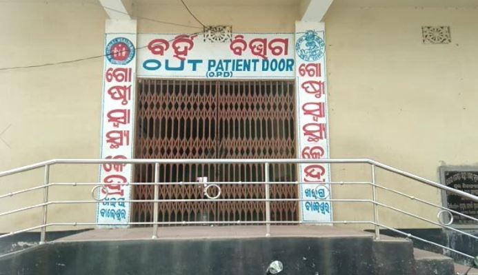 ଗ୍ରାମବାସୀମାନେ ସଙ୍ଗେ ସଙ୍ଗେ ବାଇକ୍ ଯୋଗେ ଖଇରା ଗୋଷ୍ଠି ସ୍ୱାସ୍ଥ୍ୟ କେନ୍ଦ୍ରକୁ ଶିଶୁ କନ୍ୟାକୁ ଓ ପଙ୍କଜକୁ ଆଣିଥିଲେ । ଗ୍ରାମବାସୀମାନେ ସଙ୍ଗେ ସଙ୍ଗେ ବାଇକ୍ ଯୋଗେ ଖଇରା ଗୋଷ୍ଠି ସ୍ୱାସ୍ଥ୍ୟ କେନ୍ଦ୍ରକୁ ଶିଶୁ କନ୍ୟାକୁ ଓ ପଙ୍କଜକୁ ଆଣିଥିଲେ ।